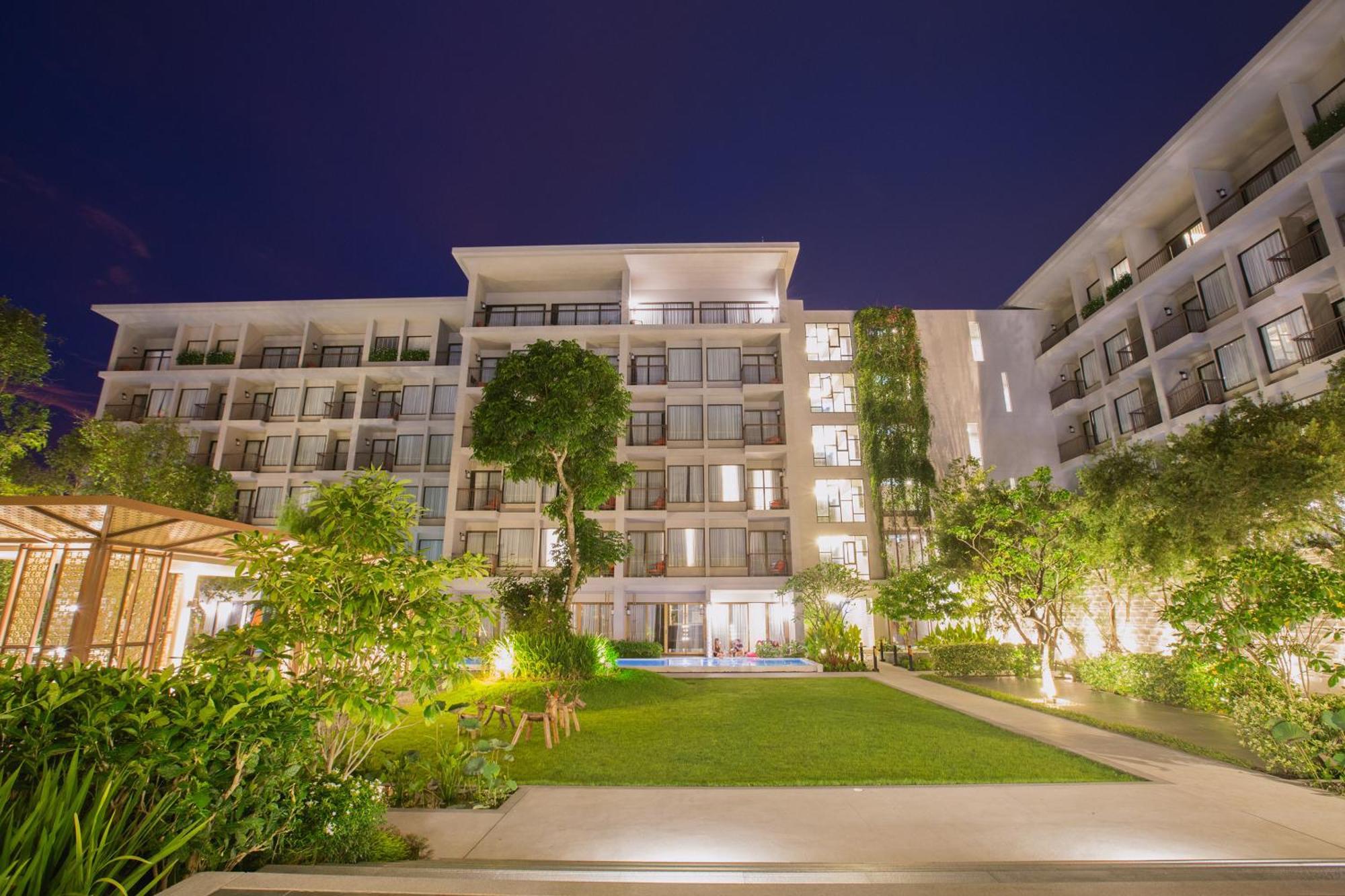 Proud Phuket, Naiyang Beach Exterior foto