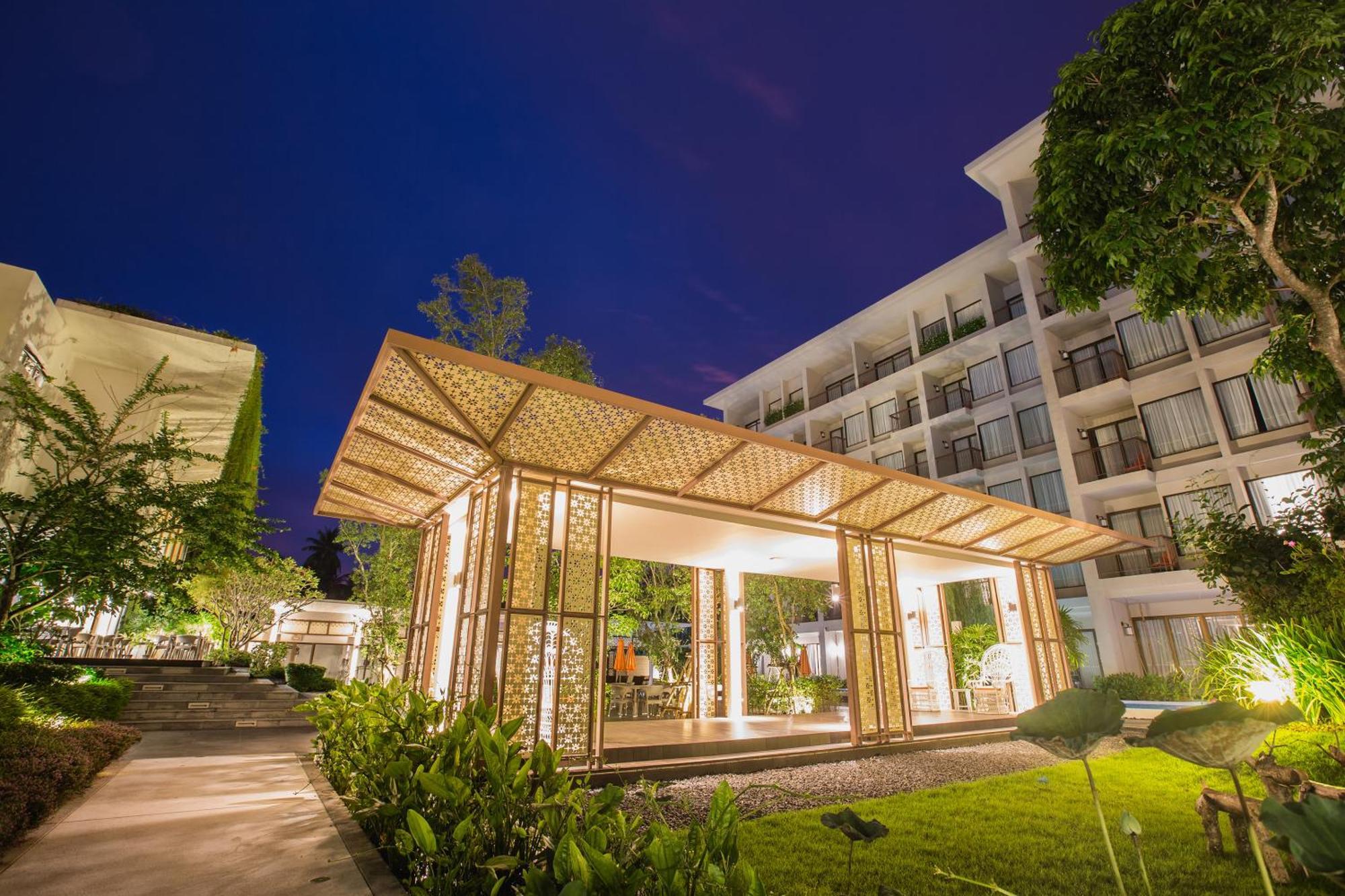 Proud Phuket, Naiyang Beach Exterior foto